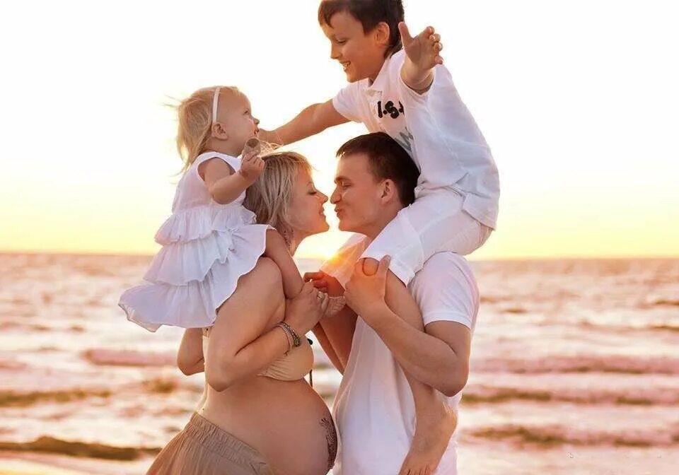 Муж и жена является семьей. Красивая семья. Красивые пары с детьми. Фотосессия с двумя детьми. Счастливая семья с малышом.