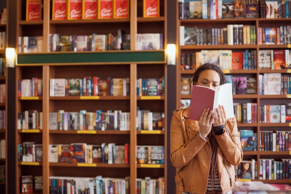 Девочка в книжном магазине. Девушка в книжном магазине. Фотография в книжном магазине. Люди в книжном магазине. Видео чтение книг