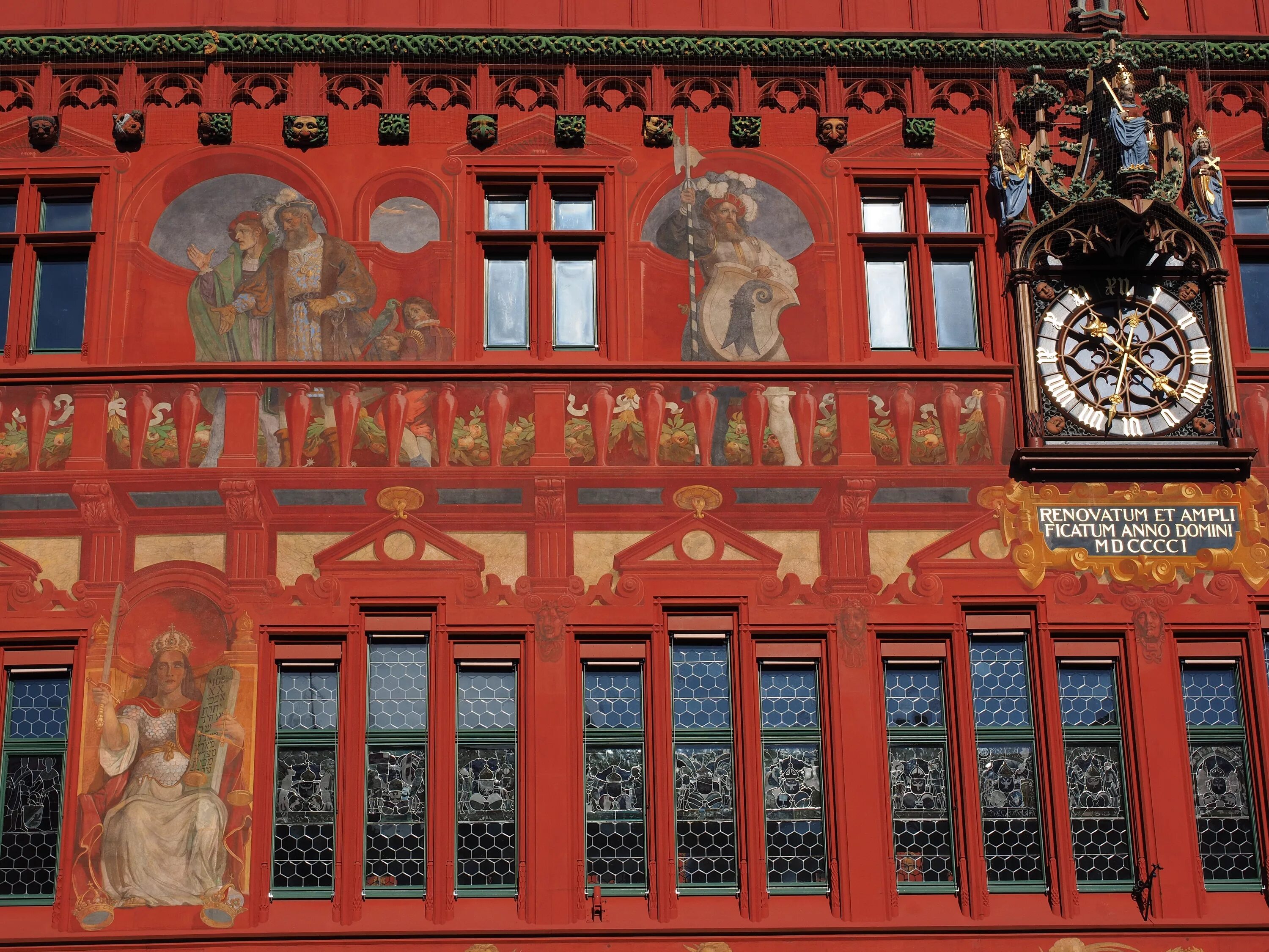 Красный дворец. Ратуша Базель. Базель Швейцария ратуша. Часы на здании. Часы на фасад здания.