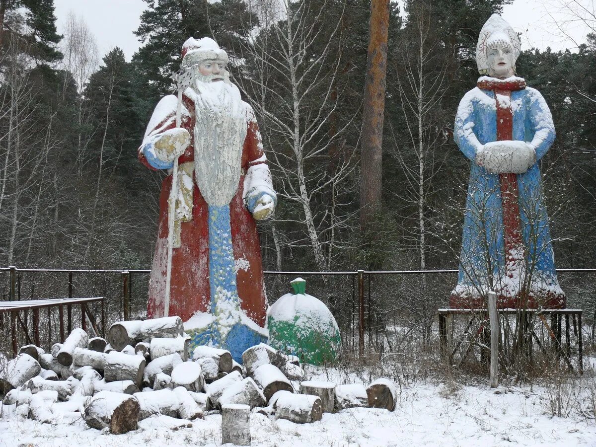Кто раньше встречает новый год. Существует дед Мороз и Снегурочка. Дед Мороз раньше. Дед Мороз существует. Театральная площадь на новый год раньше.