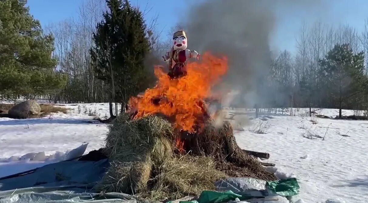 Сожжение Масленицы. Что сжигают на Масленицу. Сожжение чучела. Сожжение масленичного чучела. Псков масленица 2024 мероприятия