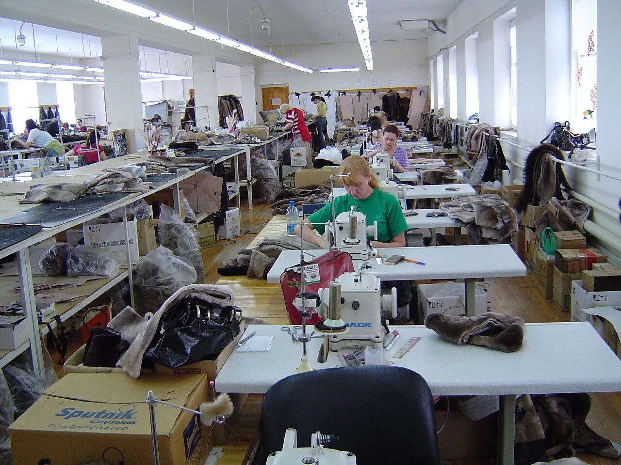 Швейное производство цех. Фабрика по пошиву одежды. Швейный цех. Цех по пошиву одежды. Цех пошива одежды.