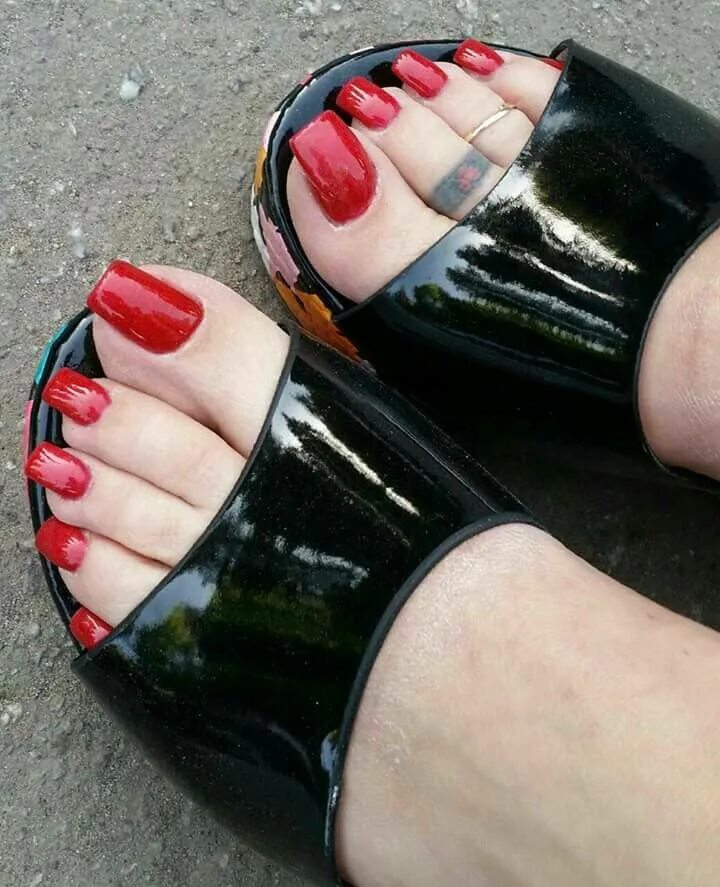 Long toenails. Педикюр красный с черным. Черно красный педикюр. Педикюр крысный с чёрным.