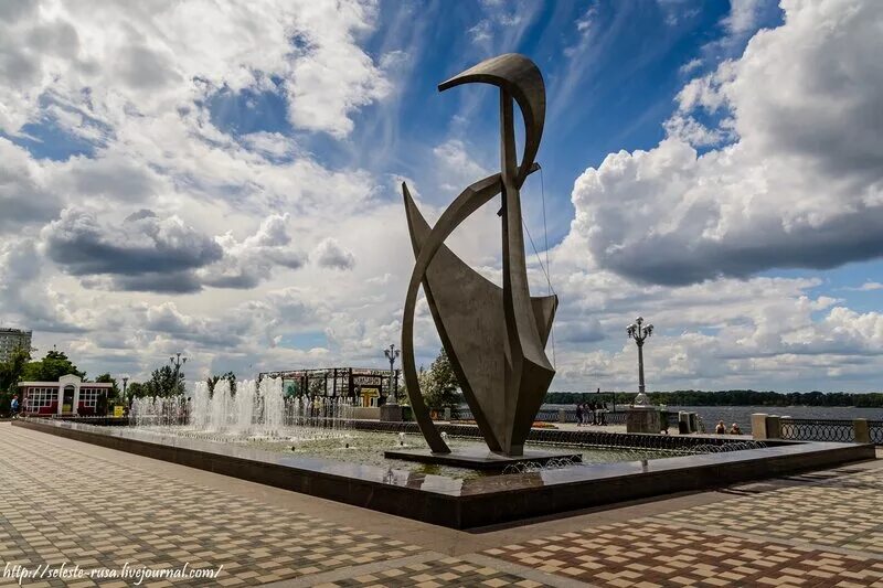 Главная самара. Ладья самара памятник. самара памятник на набережной. самарская набережная фонтан парус. ладья в самаре памятник на набережной.