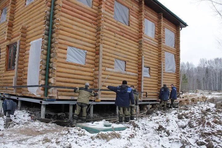 Жилье как перенести. Перенос домов. Перенос бревенчатого дома. Перенос деревянного дома. Перемещение деревянного дома.