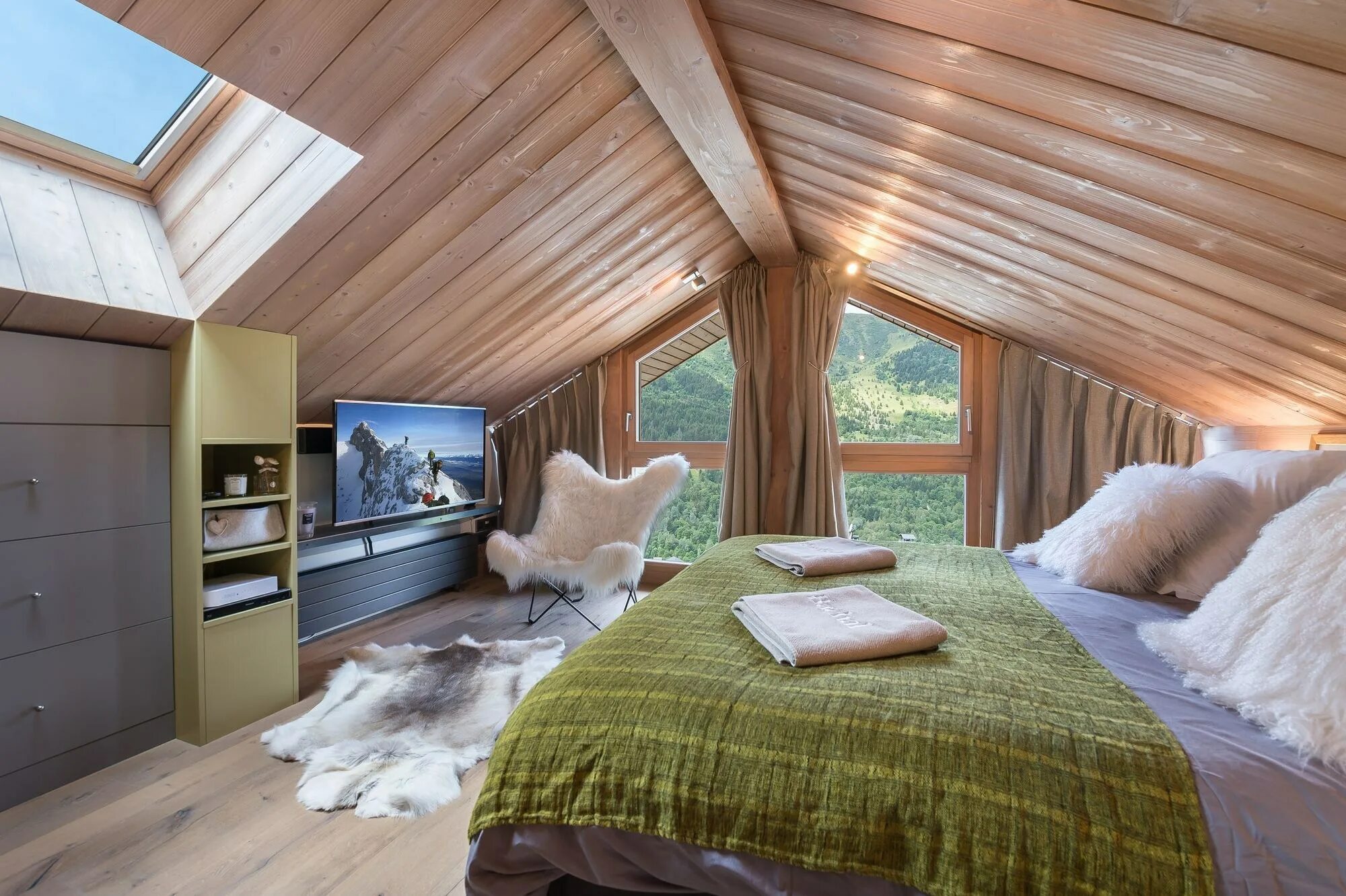 Кд-4 goodwood. Дома со скошенной крышей. Дома со скошенной крышей. Односкатная мансарда. Кд-4 goodwood интерьер.