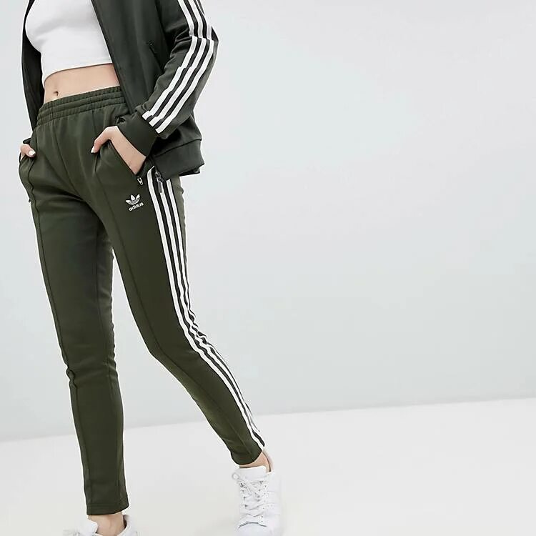 Штаны адидас 3 полоски женские. Штаны адидас цвет хаки. Adidas Originals спортивные штаны хаки. Штаны adidas Originals цвет хаки