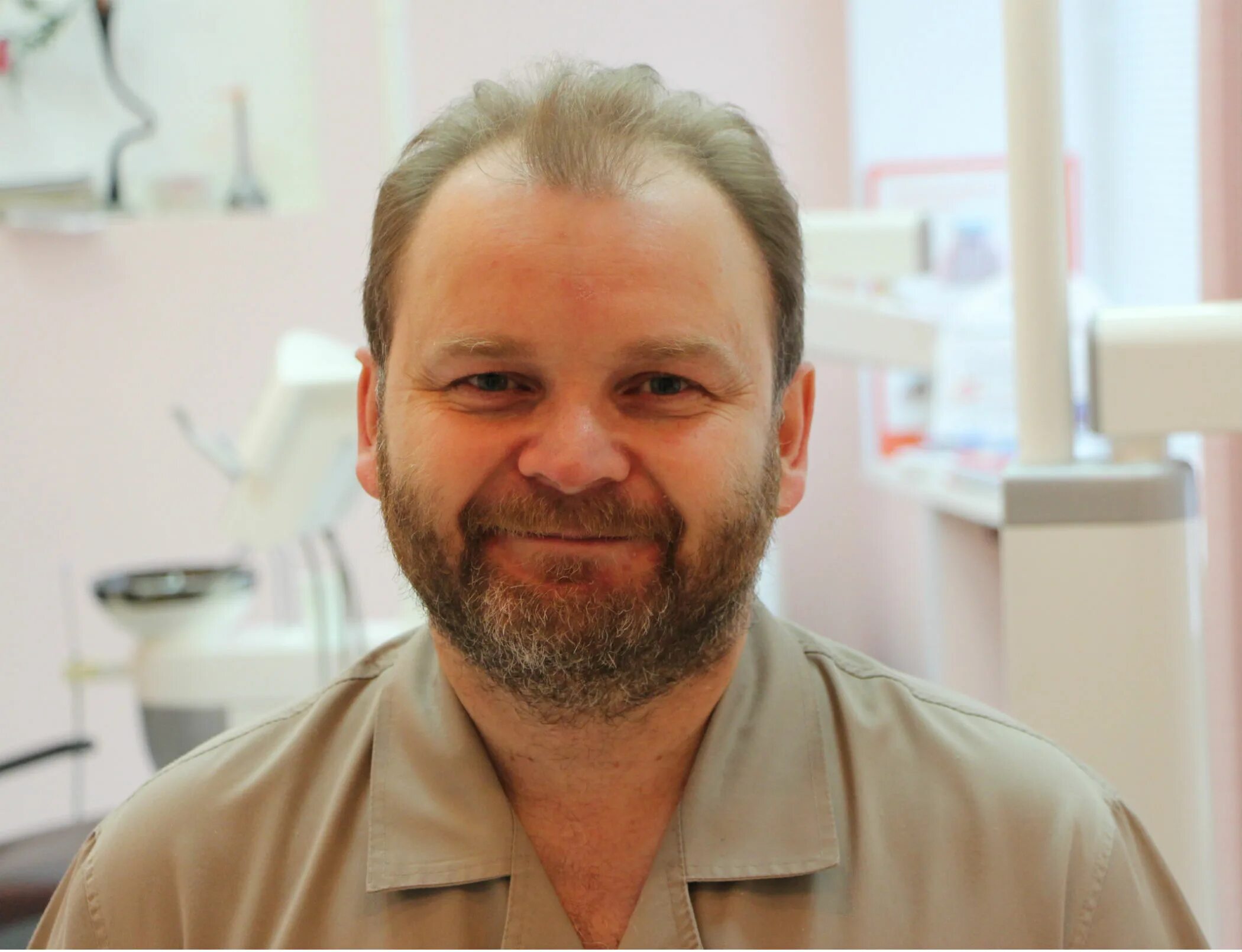 зубной врач омск. владислав беньковский омск. гусейнов ариф эскендарович. жеребцов имплантолог омск. зубной врач омск.