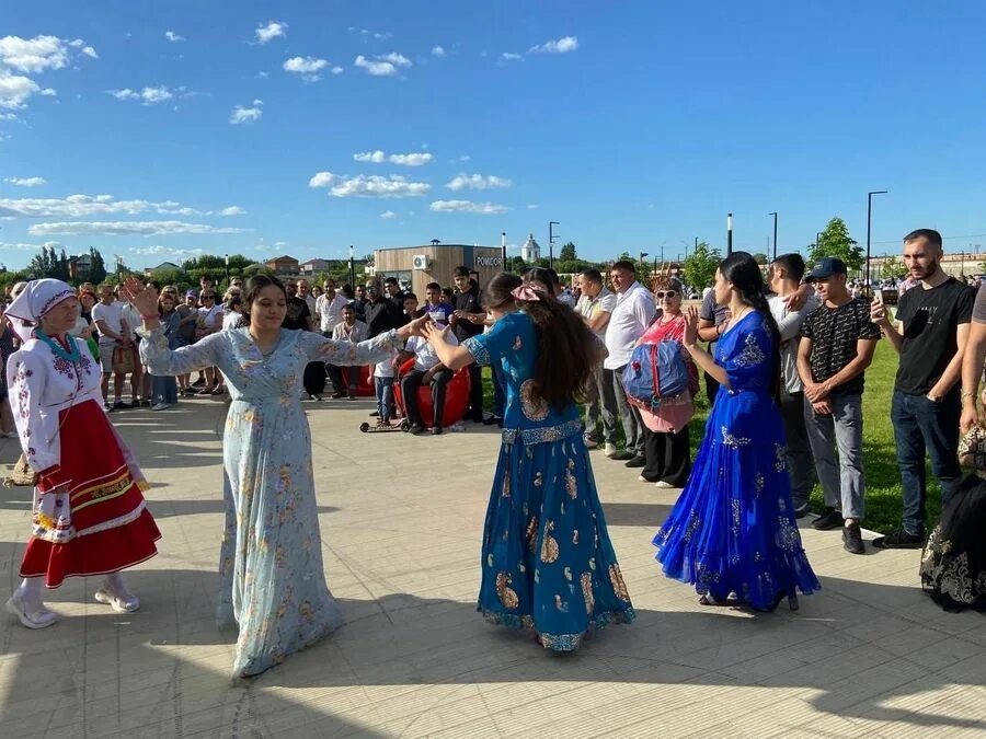 Прошли праздничные мероприятия. Хоровод дружбы ВДНХ. День России Сызрань. Фестиваль помидоров в Сызрани. Смеющиеся дети хоровод.