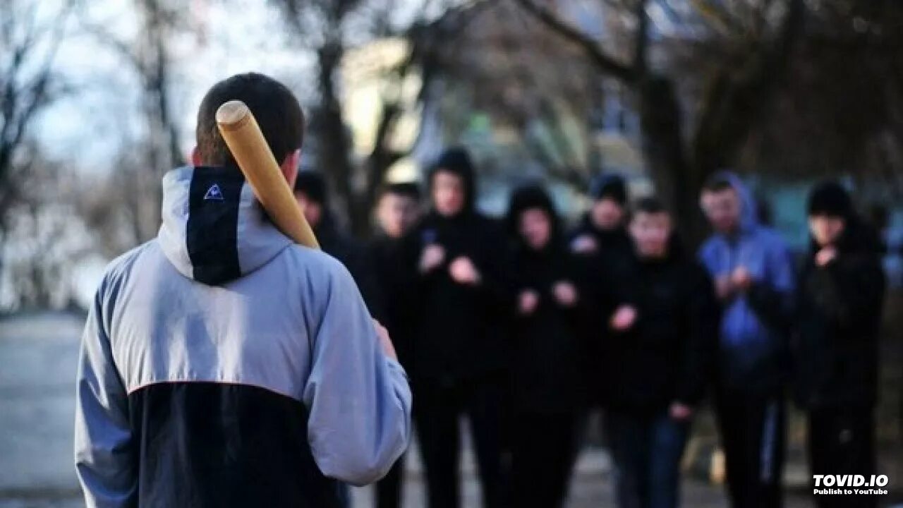 Вышел против толпы. 1 против толпы. один против толпы.