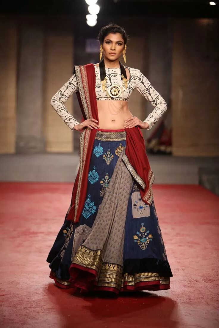 Тарун тахилиани. Индийский модельер тарун тахилиани. Sabyasachi mukherjee сари. Индия одежда. Indian traditional dress.