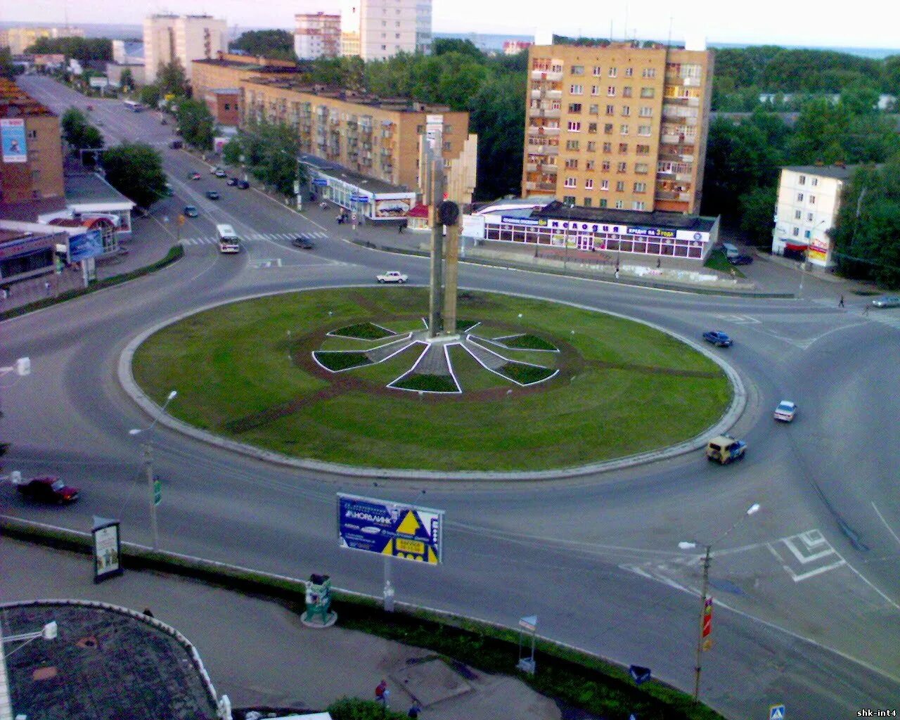 город в кольце б. центральная улица белгорода. ночной новосибирск площадь калинина. площадь калинина новосибирск. комсомольская площадь магнитогорск перекресток.