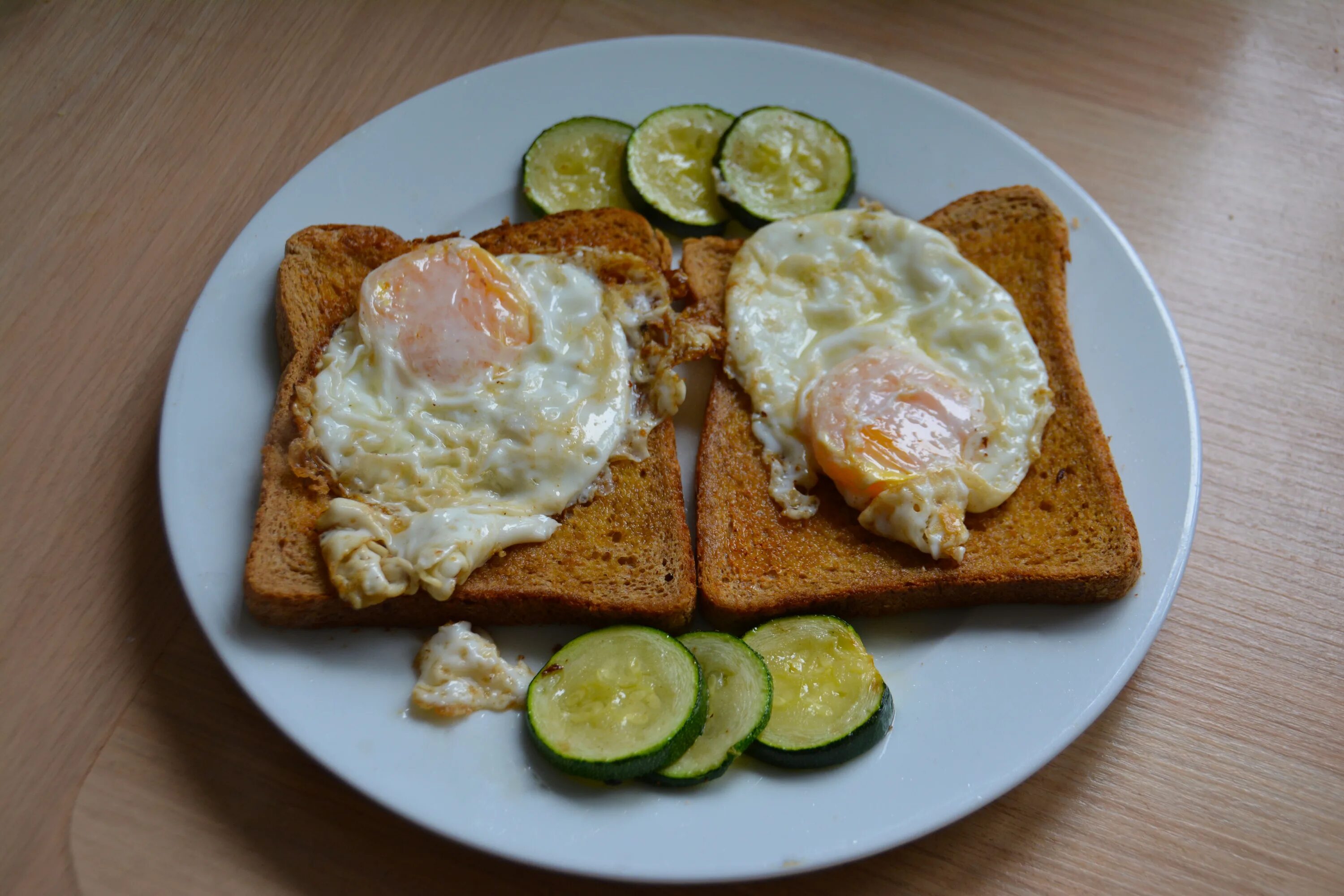 Из тостового хлеба на сковороде. Тост с яйцом. Тост с яичницей. Завтрак с хлебцами. Завтрак с яйцом и хлебом.