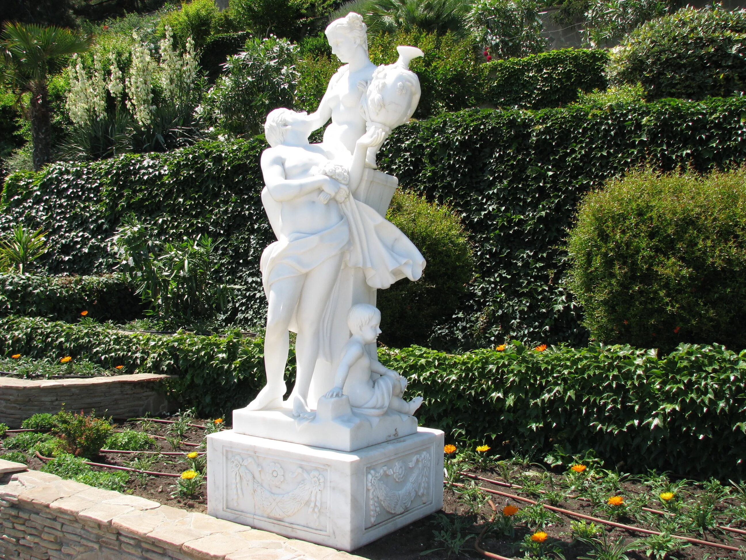 Статуя крыма. Памятник морякам десантникам в крыму. Памятник чехову в ялте. Алушта крым. Графская пристань и памятник затопленным кораблям в севастополе.