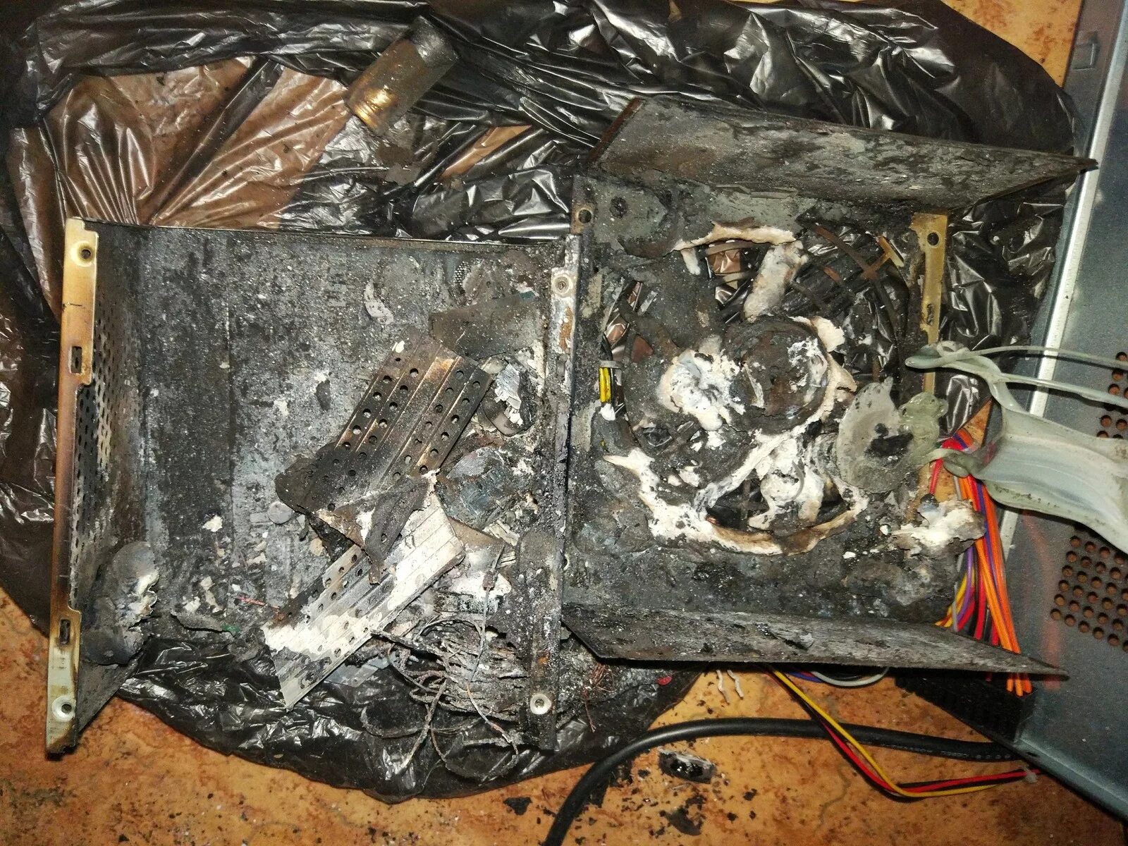 Сгоревший пк. Сгоревший системник. Возгорание компьютера. Комп взорвался.