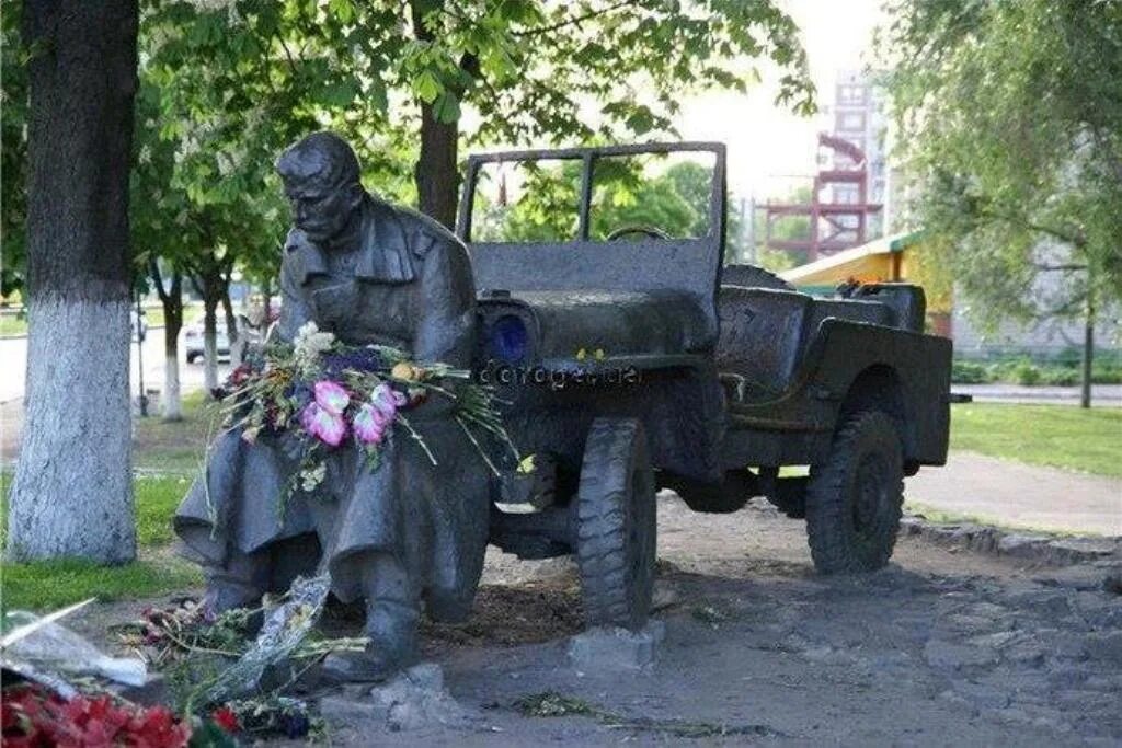 Памятник военным автомобилистам. Памятник автомашине «зис-5» в подборовье. Запорожье полуторка памятник. Памятник воинам автомобилистам в москве. Памятник военным автомобилистам.