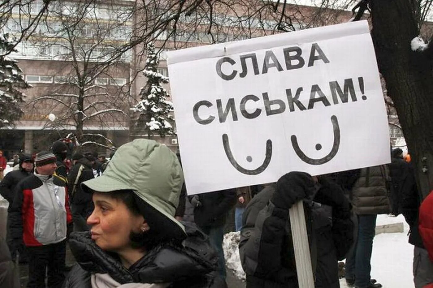 Митинг в т. Протестующий с плакатом. Митингующие люди с плакатами. Митинг с плакатами. Лозунги на митингах.