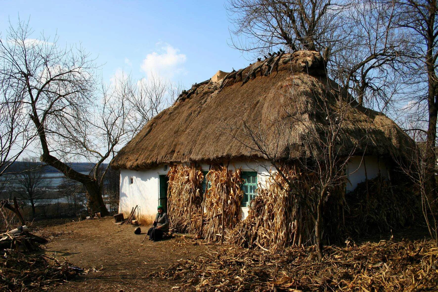 Ин хата. Хата с соломенной крышей Курская область. Хаты мазанки Украина. Хата Мазанка Украина 17 век. Украинская хата Мазанка 17 века.