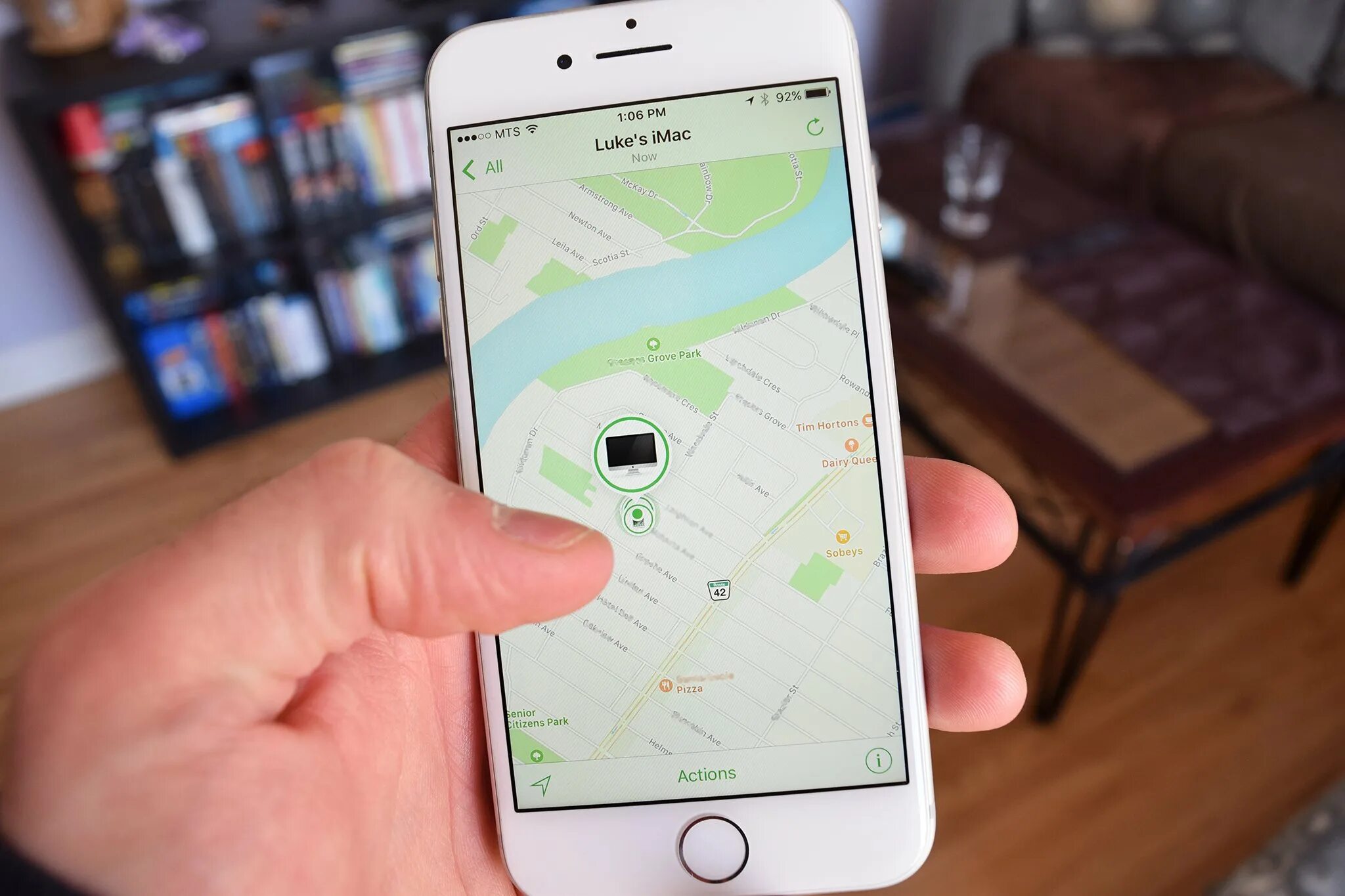 Приложение для слежения за телефоном. Apple find my iphone. Геолокация фото. Геолокация на айфоне. Find my iphone для андроид.