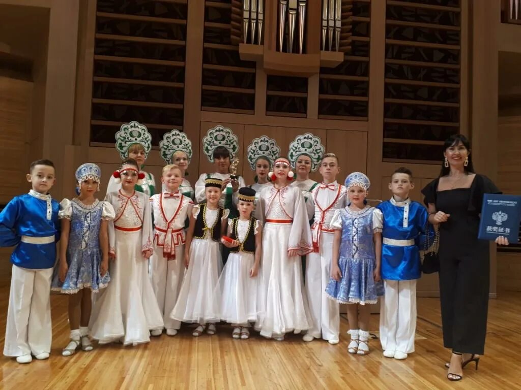 Дебют 35 школа ансамбль орел. Хореографический ансамбль дебют абакан. Дебют олечки. Ансамбль дебют. Танец колосков.