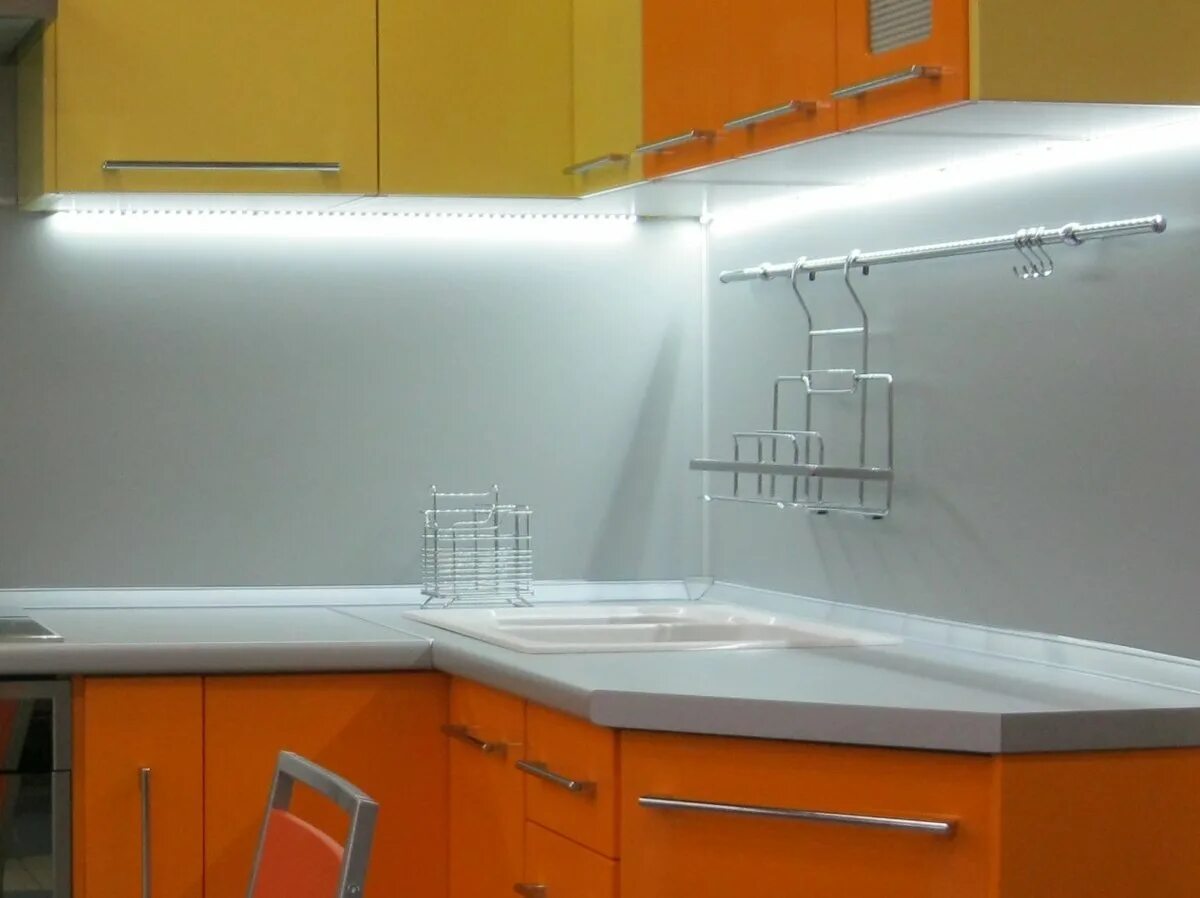 Подсветка для кухни под шкафы. Светодиодная подсветка леруа мерлен. Провод для подсветки на кухне. Как крепить светодиодную ленту к кухонному гарнитуру. Светодиодная лента на кухню.