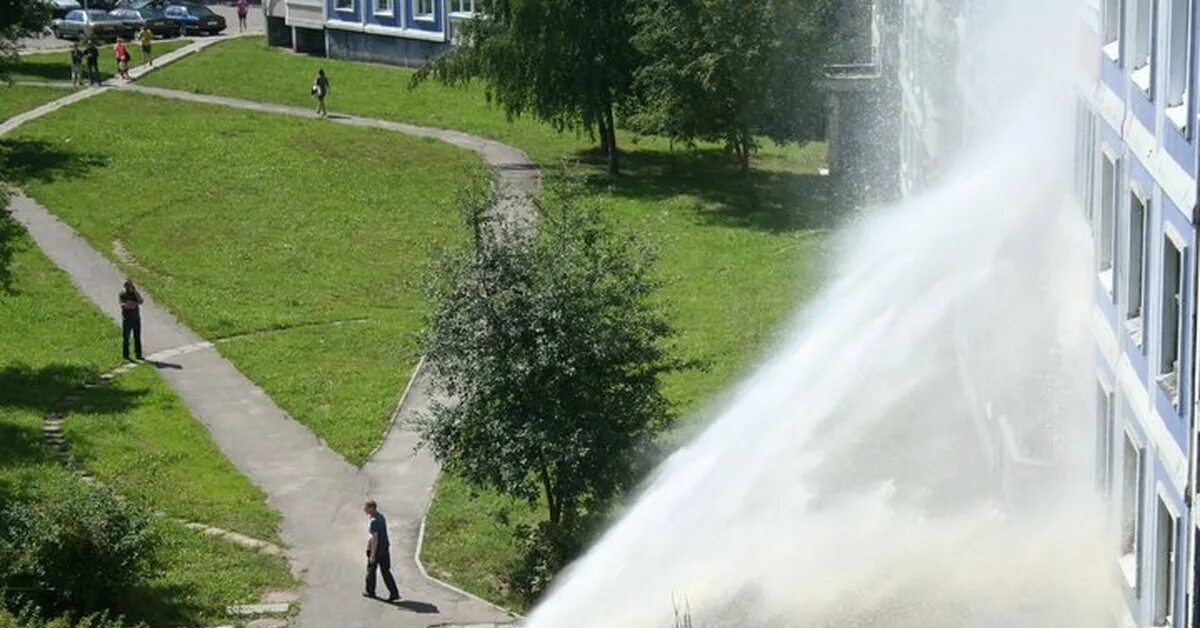 Прорвало воду на улице. Фонтан из труб. Волгоград прорыв трубы. Прорыв трубы фонтан. Прорыв трубы.