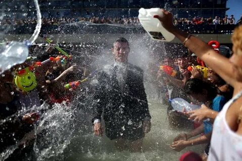 Генерала облили водой
