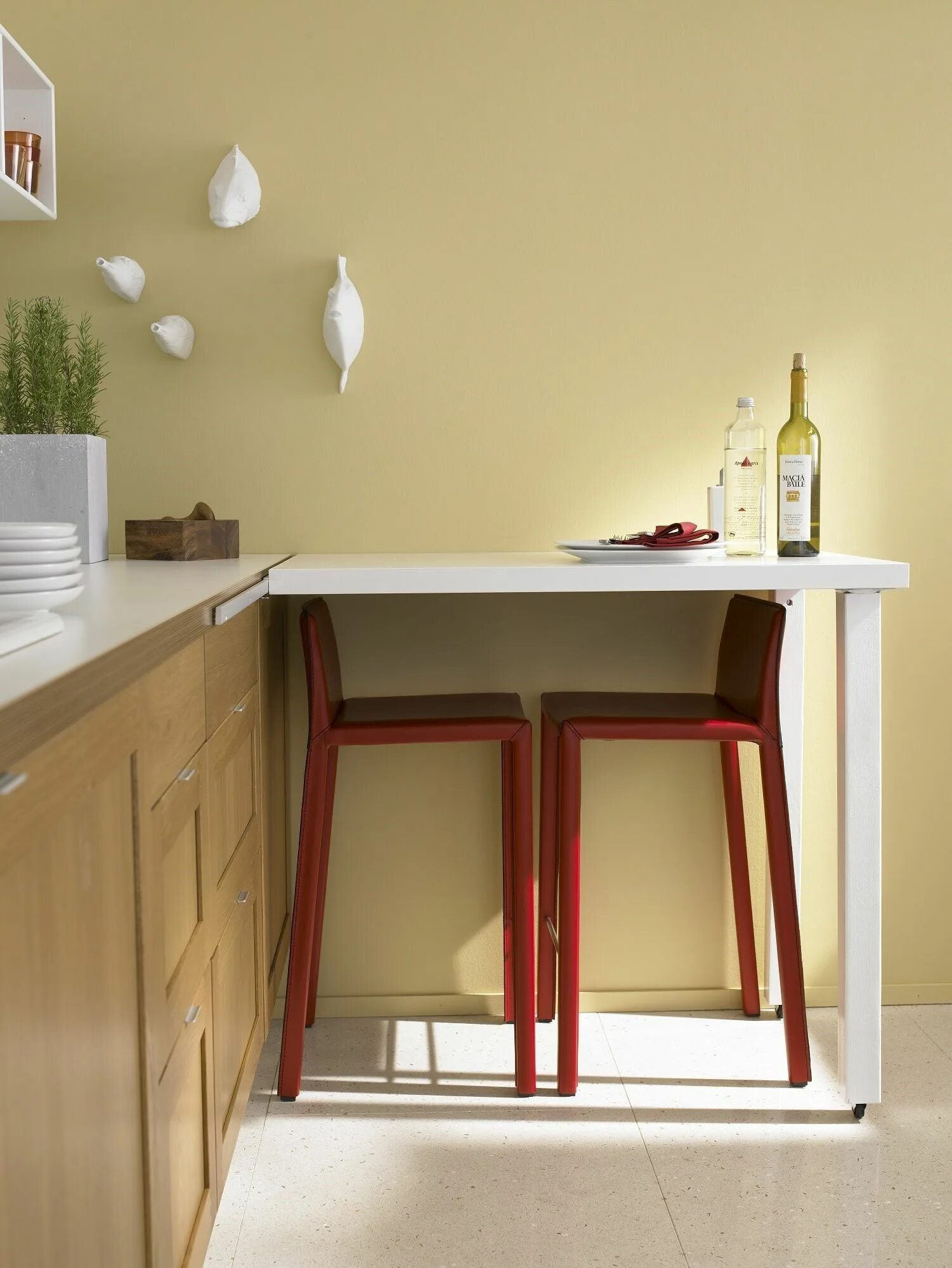 Banquetas em Acrílico www.jkcadeiras.com.br Kitchen design small, Breakfast bar 