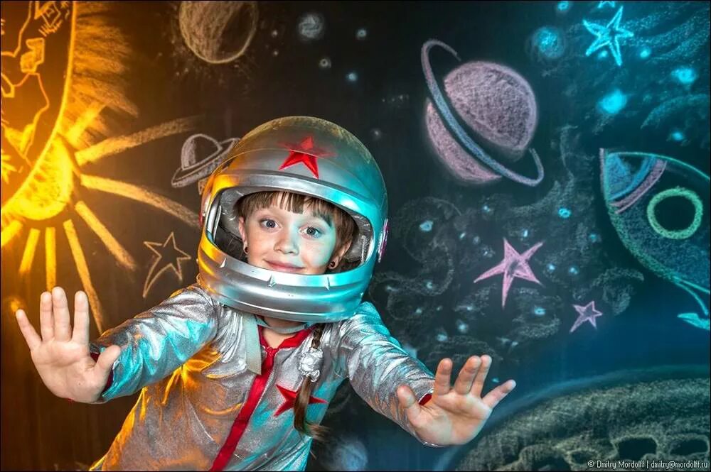 Космонавт слушает и улыбается. День космонавтики. детям о космосе. день космонавтики детям о космосе. космическое путешествие для детей.