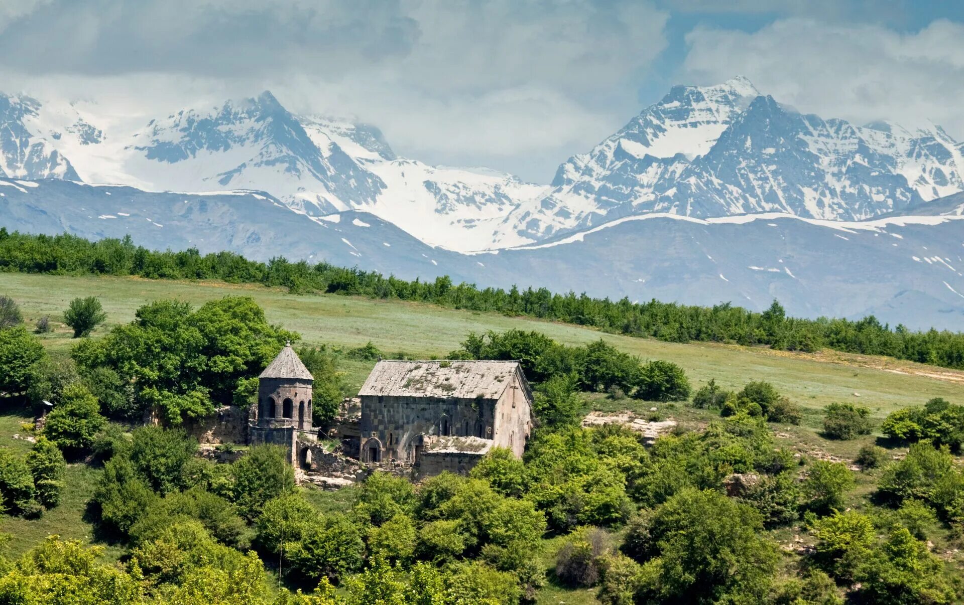 Есть ли южная осетия. Тирский монастырь Южная Осетия. Ларгвиси Южная Осетия. Южная Осетия Цхинвал горы. Южная Осетия природа.