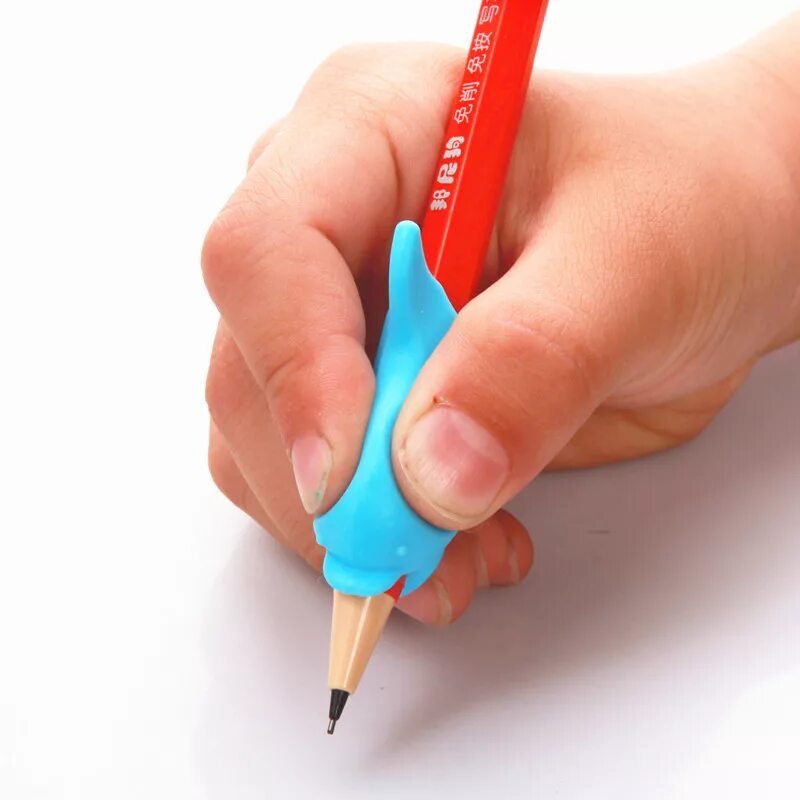 Правильно держать ручку с резинкой. Штука для правильного держания ручки. Тренажер для правильного держания ручки. Приспособление на карандаш для правильного держания. Ручка для правильного письма для детей.