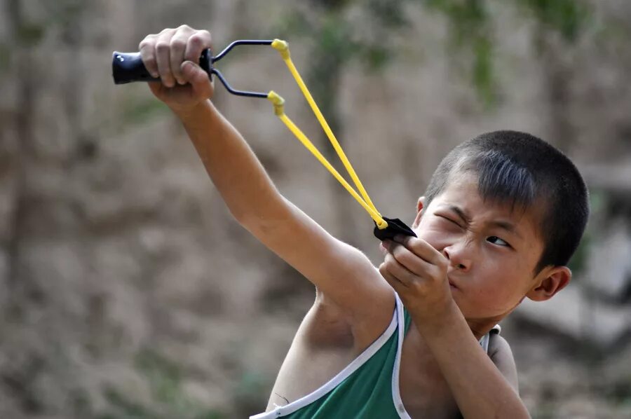 что такое рогатка у женщин. какой персонаж стрелял из рогатки. какой персонаж стрелял из рогатки. мальчик с рогаткой рисунок. стреляет из рогатки.