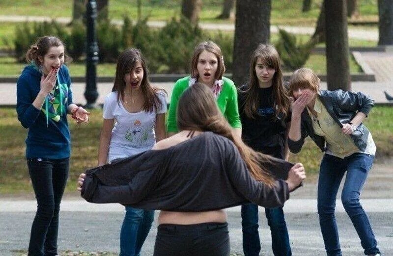 чарли макдоннелл. дети неформалы. фотограф адриан соммелинг. креативная молодежь. подростки смеются.