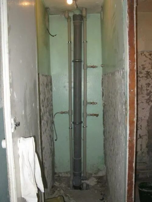 Стояки в пятиэтажке. Стояки в пятиэтажке. Старые канализационные трубы. Фановая труба в канализации в многоквартирном доме. Трубы в пятиэтажках.