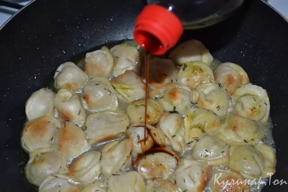 пельмени со сметаной. пельмени с сонвым соксос. пельмени со сметаной и соевым соусом. жареные пельмени с соевым соусом. пельмени с соевым соусом и сметаной.