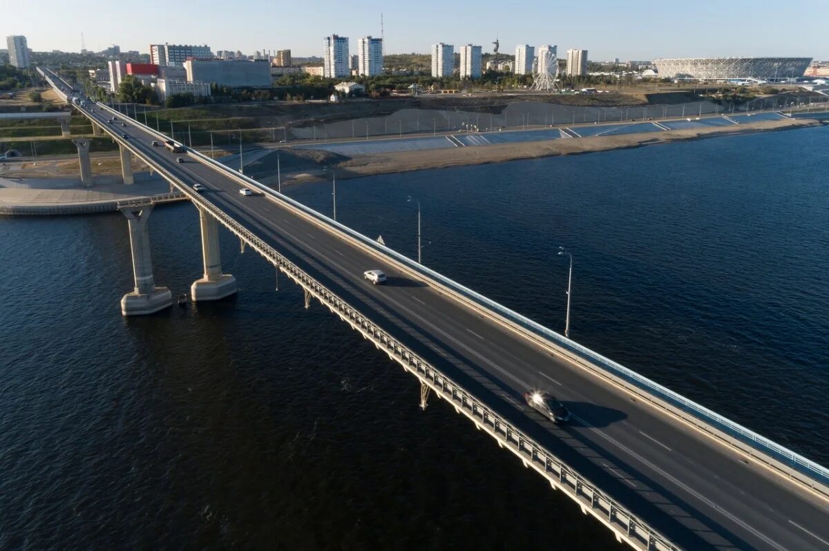 Таран моста. Мост через Волгу в Волгограде. Танцующий мост в Волгограде. Мост через Волгу Волгоград Танцующий. Волгоградский мост мосты через Волгу.