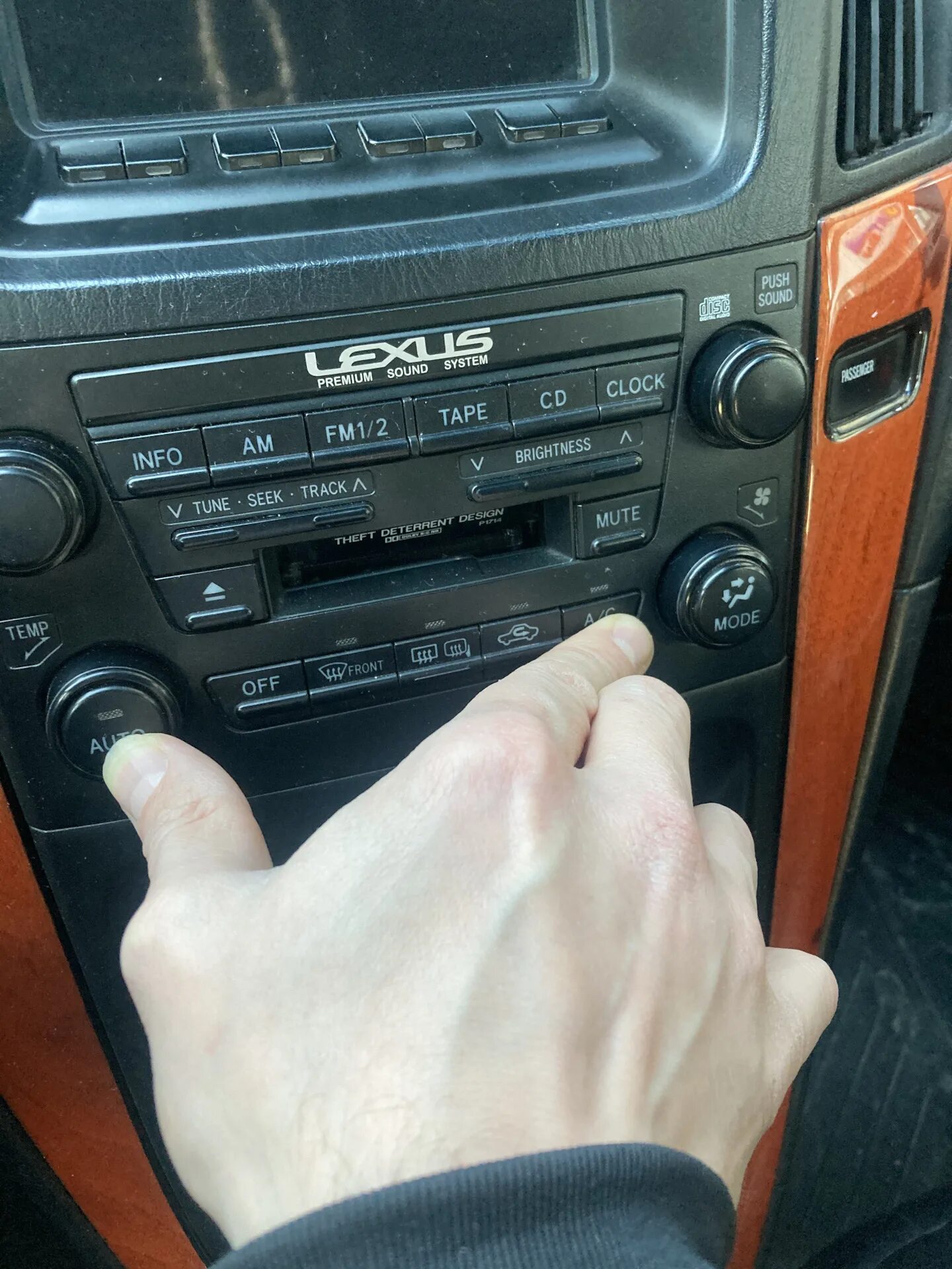 Выключатель печки авто матиз. Переключатель обдува lada kalina 1. Кнопка кондиционера рено логан 2. Регулятор потока воздуха калина 1. Режимы управления печки в авто.