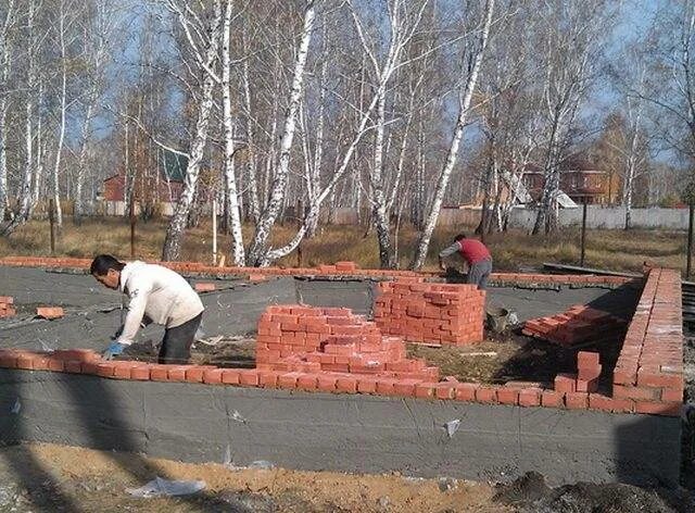 Фундамент кирпичом видео. Фундамент цоколь 450кв. кирпичный ленточный фундамент. красный кирпич для фундамента. цоколь фундамента из кирпича.