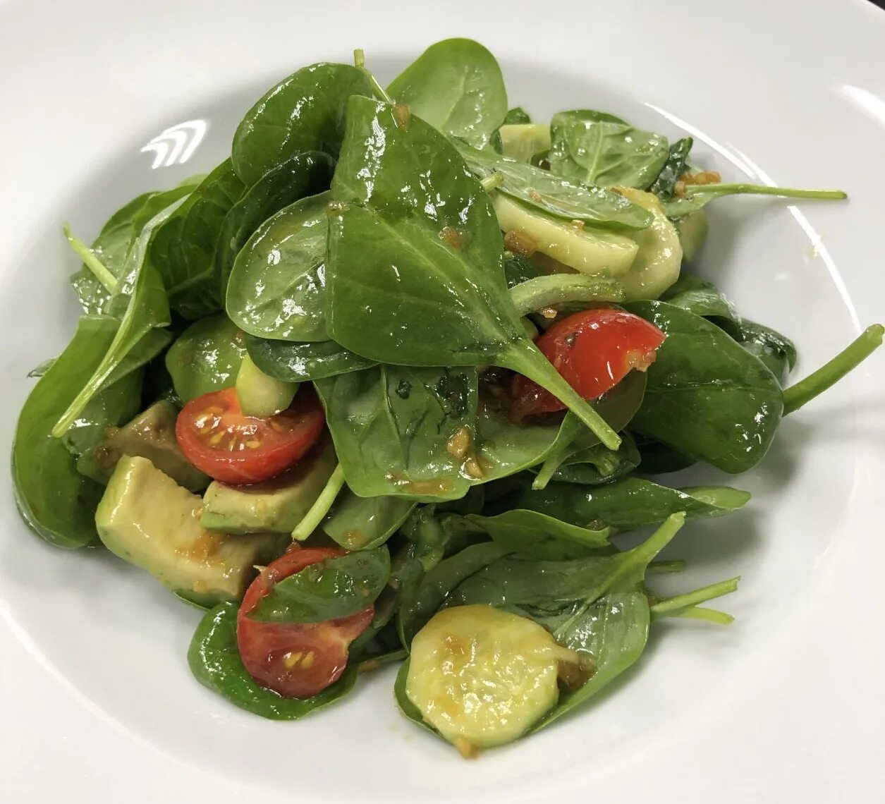 салат овощной по грузинский. овощной салат. салат из шпината вид сверху. салат со шпинатом и помидорами и огурцами. шпинат руккола авокадо.