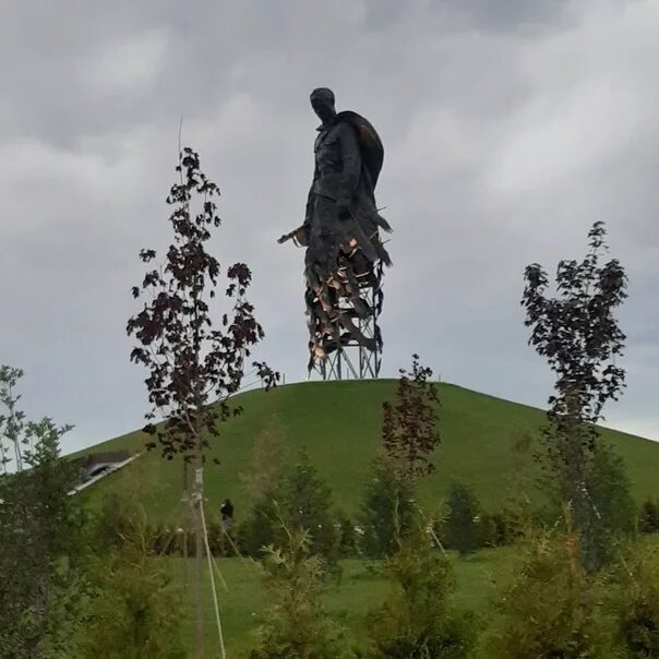 Серега кутай одноклассники ржев. Памятник подо ржевом 2025. памятник тверская область ржев курган. я убит подо ржевом в безымянном болоте. «я убит подо ржевом» (1945-1946)..
