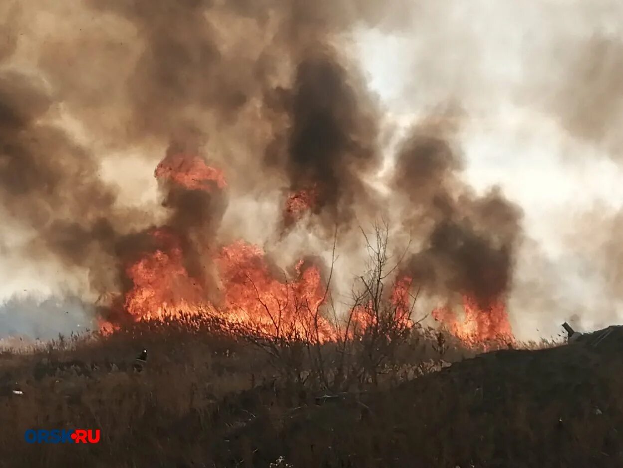 Кипел горел. Дым пожар. Пожар в городе. Пожар задымление. Горящий город.