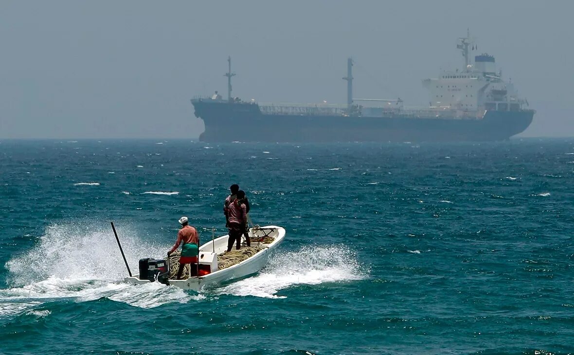 Аденский залив сомалийские пираты. Сомалийские пираты 2008. Пираты 21 века Сомали. Нападение пиратов на суда.