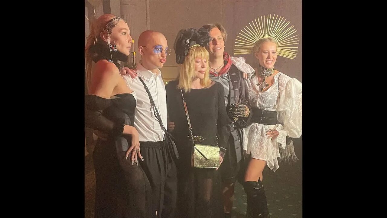 Пугачева на день рождения ивлеевой насти 2021. День рождение ивлеевой насти. Ивлева и собчак. День рождения ивлеевой насти 2021. Вечеринка в стиле кибер барокко.