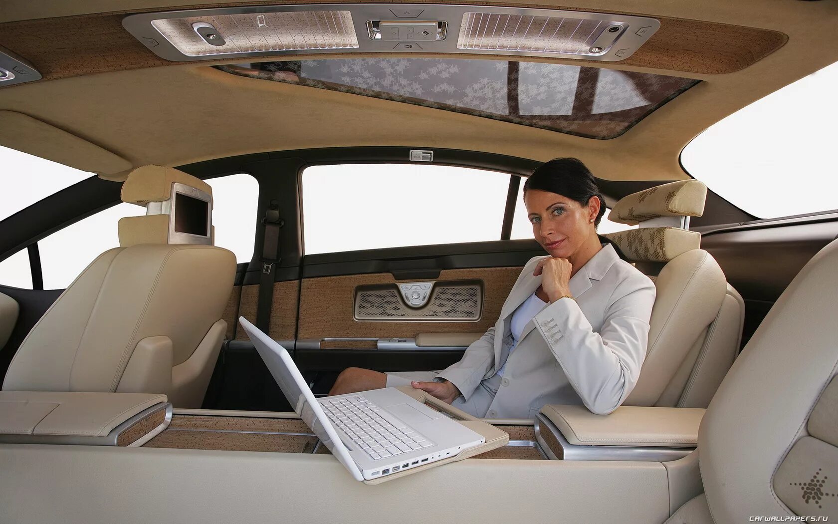 кожаный салон машины внутри. комфортная машина. перетяжка салона автомобиля. комфорт салона автомобиля. самый дорогой салон автомобиля.