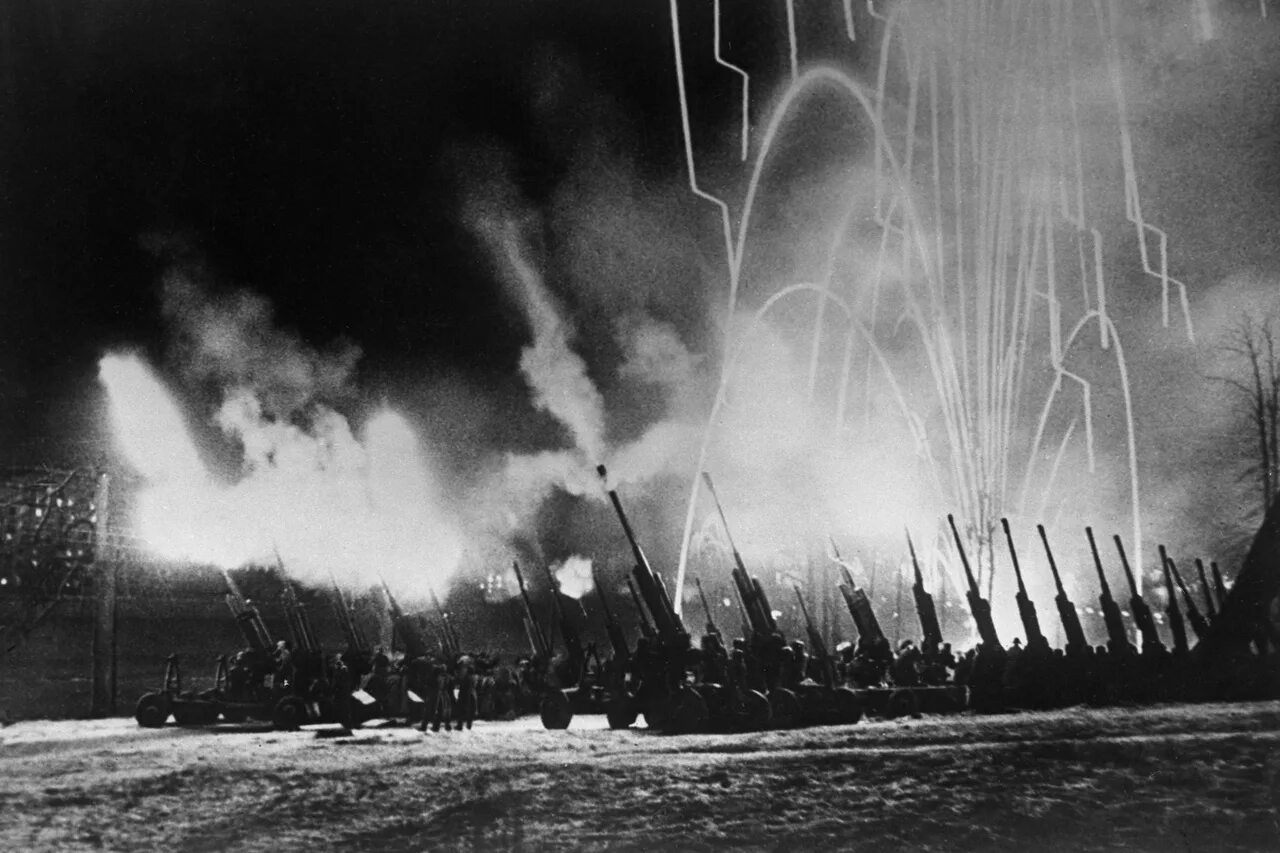 Бранденбургские ворота берлин 1945. Звук 1945 года. Знамена германии на параде победы 1945. Вторая мировая берлин 1945. 9 мая, 1945 год.