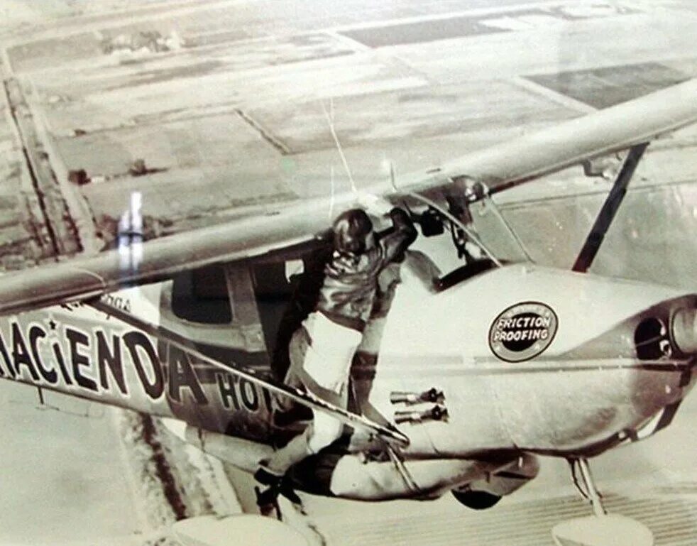 Рекорд полета самолета. Cessna 172 1958 рекорд. Цессна рекорд пребывания в воздухе. Цессна полет рекорд. Рекорды полета Cessna 172.