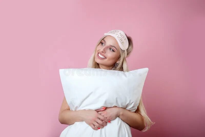 Девушка обнимает подушку. Pillow woman. Подушка девушка. Женщина с подушкой фото. Девушка лежит на подушке.