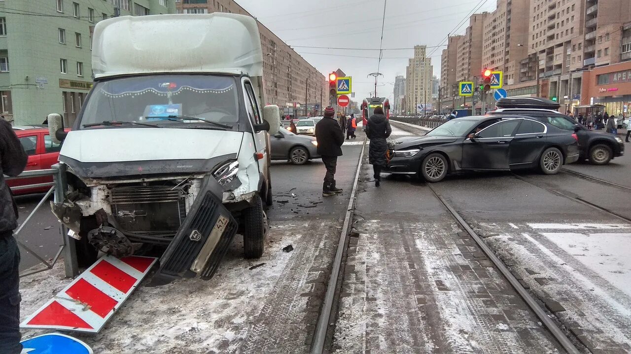 Дтп на просвещения сегодня. 02. Просвещения 46 к1. Дтп на просвещения сегодня. Лазурный автобус.