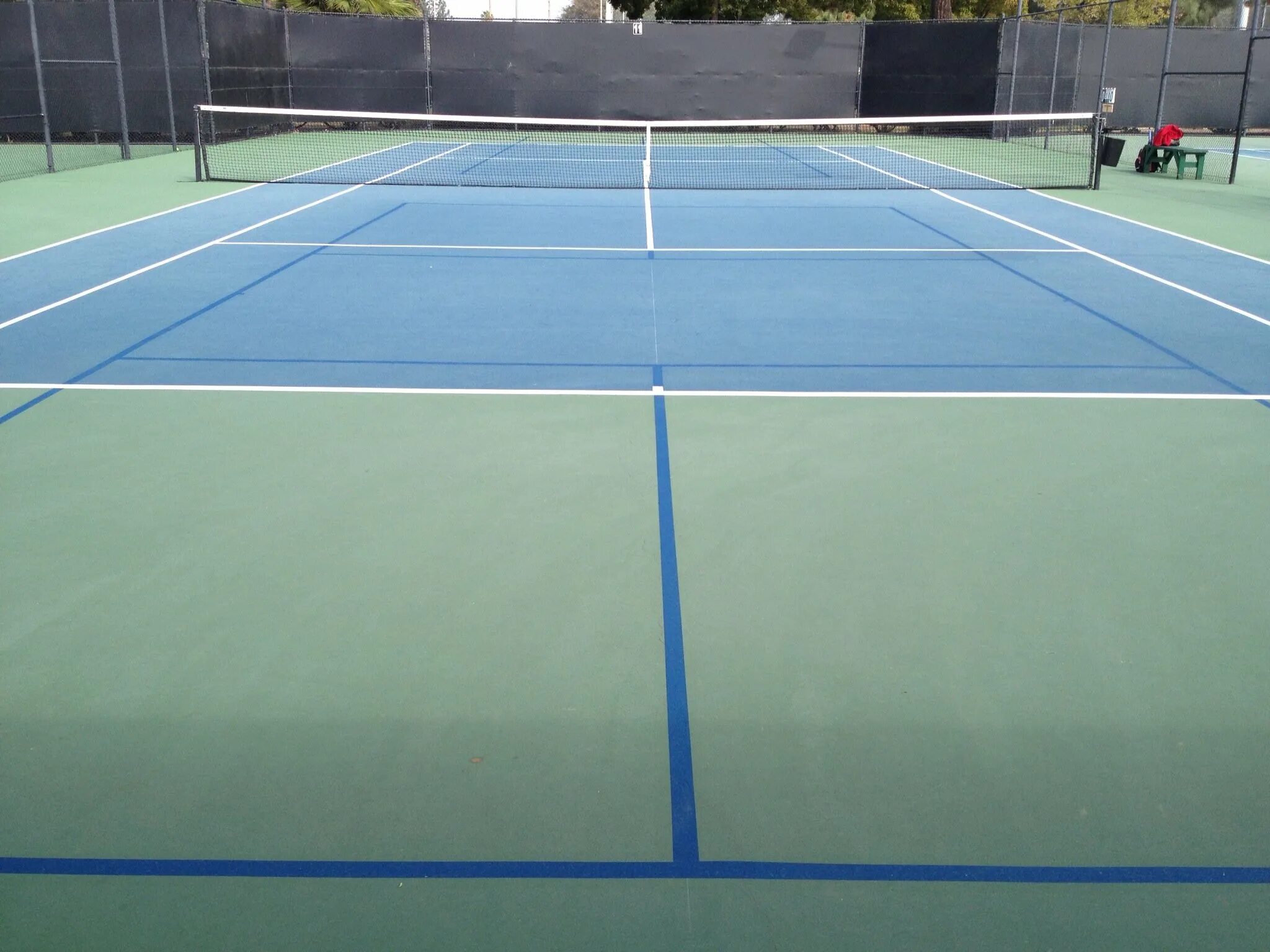 Какое поле теннисный. Разуклонка теннисного корта. Теннисный корт в Хэмптон-корте. Теннисный корт 1:500. Дворец Хэмптон Королевский теннисный корт.