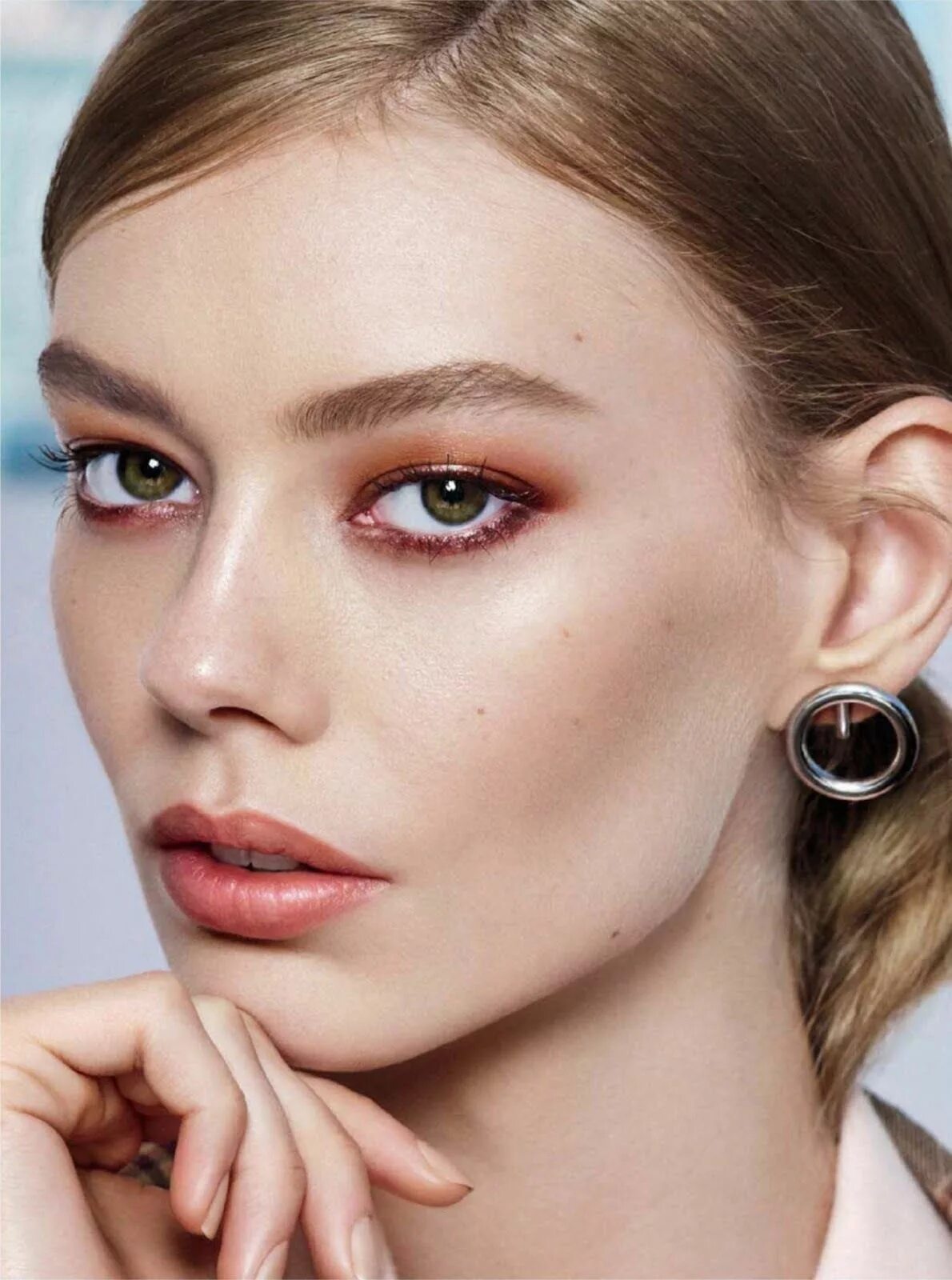 Макияж с акцентом на нижнем веке. Паучьи лапки ресницы 2020. Макияж с подведенными глазами. Девушки нижнем веке. Макияж.